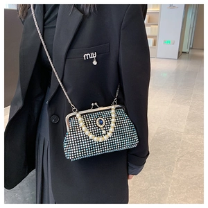 Dettaglio di borsa a tracolla con strass, manico di perle e cristalli iridescenti