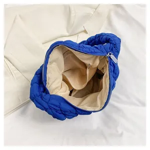 Innendetail der Kleinblauen gesteppten Wolken-Tasche mit beigem Futter und Reißverschluss