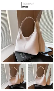 Dettaglio borsa hobo bianca in pelle a grana con tracolla larga e cuciture decorative
