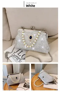 Dettaglio della borsa da sera bianca con strass luccicanti e manico di perle