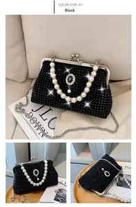 Dettaglio della pochette in cristallo nero con manico di perle e fibbia blu zaffiro