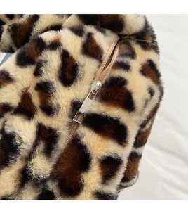 Détail du zip fluide sur le sac à bandoulière en fausse fourrure douce motif léopard
