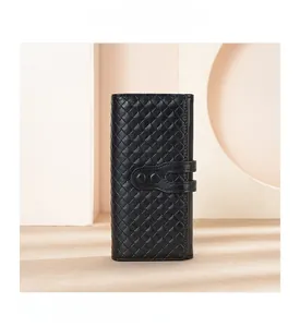 Dettaglio del portafoglio in pelle intrecciata nera con texture Intrecciato e doppia chiusura