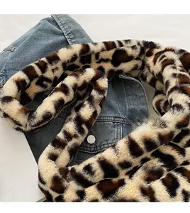 Détail de la bandoulière en peluche à motif léopard avec texture en fausse fourrure