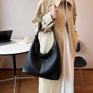 Grande borsa hobo minimalista in pelle martellata nera da donna in ufficio