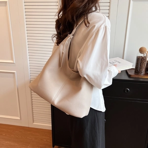 Grande borsa a spalla hobo minimalista bianco crema con texture litchi e nodo