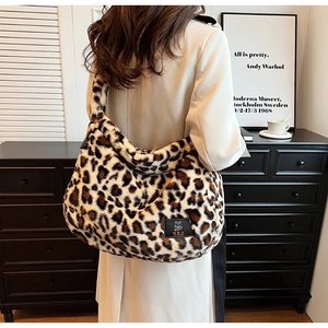 Vue détaillée du grand sac à main en fausse fourrure léopard avec patch décoratif
