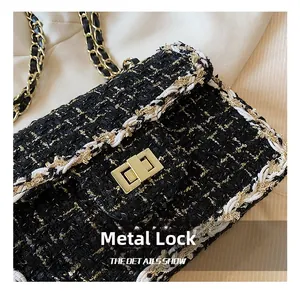 Détail de la texture en tweed et du fermoir métallique sur le sac à bandoulière
