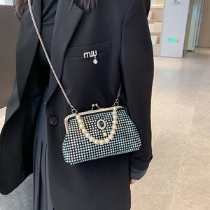 Borsa da sera scintillante in strass con manico di perle e chiusura con gemma