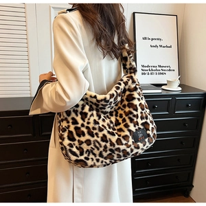 Détail du sac hobo en fausse fourrure léopard porté à l'épaule pour l'automne