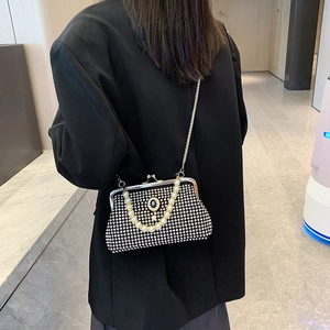 Elegante borsa da sera nera con strass, gemma blu e manico in catena di perle
