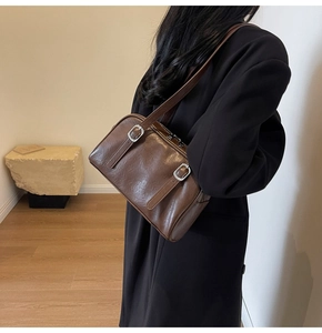 Détail du grand sac à bandoulière rétro marron foncé avec boucle métallique argentée au portage