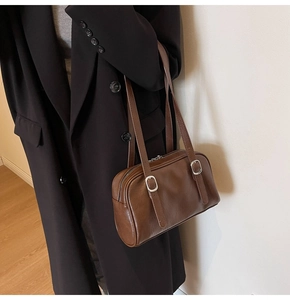 Détails du sac à bandoulière vintage marron foncé avec boucles argentées et cuir lisse