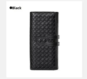 Dettaglio della trama in pelle intrecciata nera e chiusura a scatto sulla pochette lunga