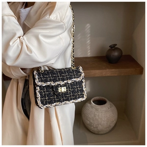 Détail du sac bandoulière en tweed avec chaîne dorée et texture de bordure tissée