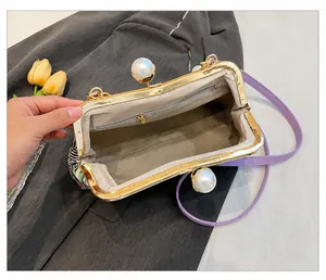 Detailansicht der geblümten Clutch mit Perlenverschluss und Reißverschluss-Innentasche