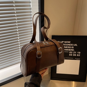 Sac À Épaule Rétro Pour Femme En Cuir PU Grande Capacité Sac Sous Les Bras Mode Quotidien Chic Sac Boston Boucle Argentée