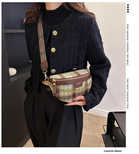 Détail du sac demi-lune à carreaux avec chaîne dorée et bandoulière de style ethnique