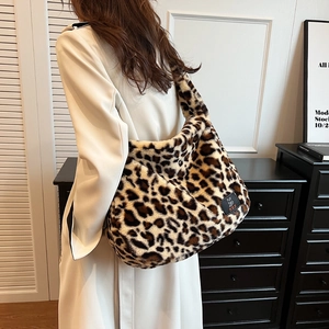 Sac cabas en fausse fourrure léopard grande capacité, porté par un mannequin
