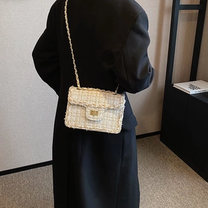 Sac bandoulière en tweed chic pour femme avec chaîne dorée dans un décor élégant