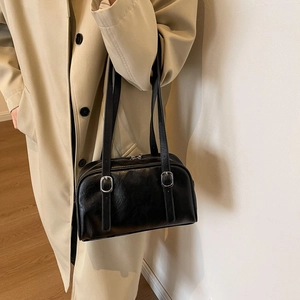 Sac à bandoulière rétro noir à la mode avec finition cuir brillant et boucles réglables