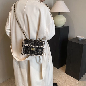 Petit sac carré en tweed noir et blanc avec chaîne dorée et fermoir pivotant élégant