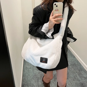 Sac à épaule en peluche blanche avec écusson d'ours, grand sac à main d'automne