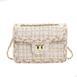 Sac à épaule élégant en tweed crème et rose avec chaîne dorée et fermoir rotatif