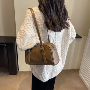 Sac à bandoulière en cuir PU marron avec sangle réglable porté par un mannequin en pull