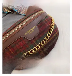 Détail du sac ceinture en laine à carreaux vintage avec bordure en cuir marron