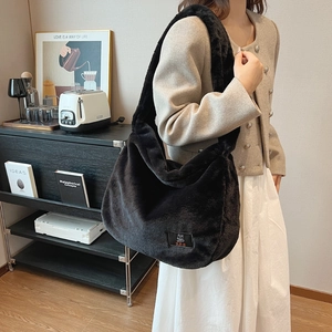 Grand sac à bandoulière hobo en fausse fourrure noire avec texture peluche