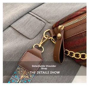 Détail de la bandoulière tissée colorée amovible avec crochets en métal doré sur le sac