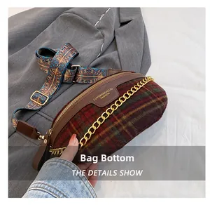 Détail du fond du sac montrant les coutures renforcées et la texture du tissu de laine