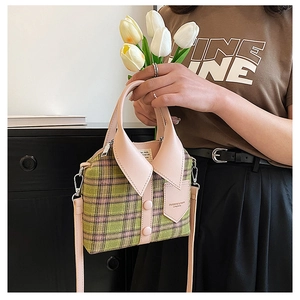 Detail van de groen-roze geruite minitas met creatief overhemdkraagontwerp en roze handvat