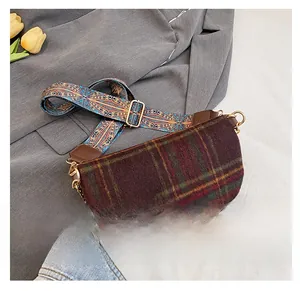 Vue arrière du sac bandoulière en laine à carreaux avec sangle ethnique et boucles dorées