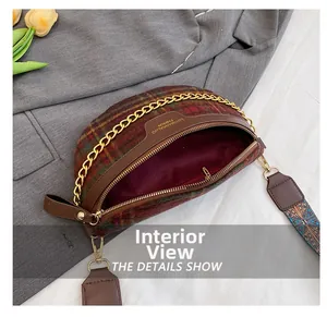 Vue détaillée du sac à bandoulière à carreaux avec doublure intérieure et chaîne dorée