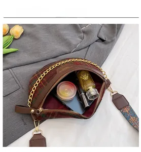 Détail de la capacité intérieure du sac à carreaux avec des produits cosmétiques
