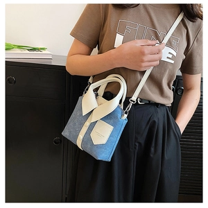 Creatieve lichtblauwe denim handtas met wit overhemdkraagontwerp en een smalle schouderriem
