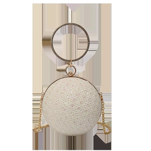 Detail einer funkelnden runden Abendtasche mit Strass und goldener Metallkette