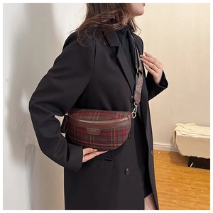 Détail du sac ceinture vintage en laine à carreaux avec finitions en cuir brun