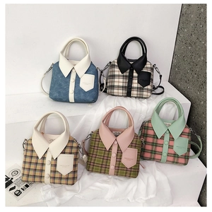 Detail van vijf creatieve crossbodytassen in de vorm van een overhemd met ruitpatroon