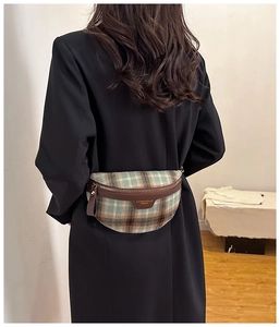 Détail du sac ceinture en tweed avec garniture en cuir porté au dos du mannequin