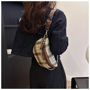Détail du sac demi-lune en tweed à carreaux avec garniture en cuir et chaîne dorée