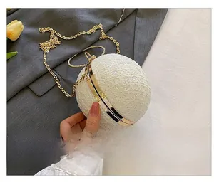 Details einer kugelförmigen Abendtasche mit weißer Glitzerstruktur und Goldgriff