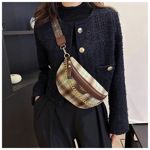 Détail du sac bandoulière à carreaux avec sangle jacquard et chaîne dorée décorative
