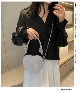 Gros plan du sac de soirée argenté en forme de cœur avec cristaux strass et bandoulière