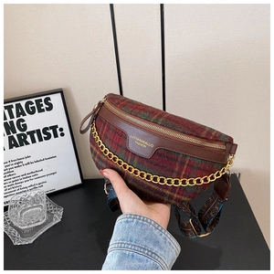 Détail du sac bandoulière en tweed à carreaux avec chaîne dorée et sangle fleurie