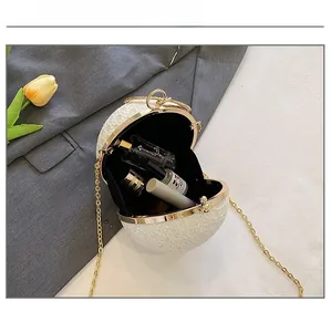 Detailansicht der offenen runden Abendtasche mit Platz für Kosmetik und Make-up