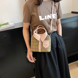 Unieke geruite crossbodytas in de vorm van een shirt in groen en roze met stijlvolle kraag