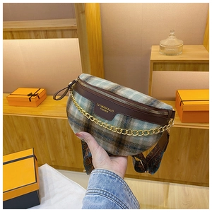Détail du sac bandoulière en peluche à carreaux bleus et bruns avec chaîne dorée chic